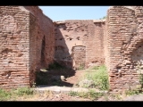 00870 ostia - regio ii - insula iv - terme di nettuno (ii,iv,2) - 2. raum re neben der treppe - ri westen - 06-2022.jpg